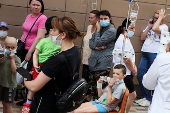Pacientes observan las inmediaciones del