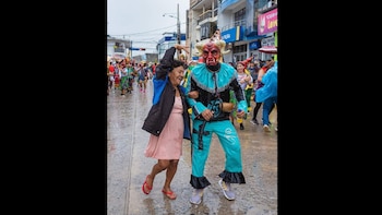 Uno de los diablos haciendo