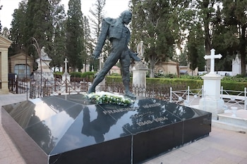 La tumba de Paquirri con las flores que le ha enviado Isabel Pantoja como homenaje en el 42 aniversario de su muerte. (Leandro Wassaul / Europa Press)