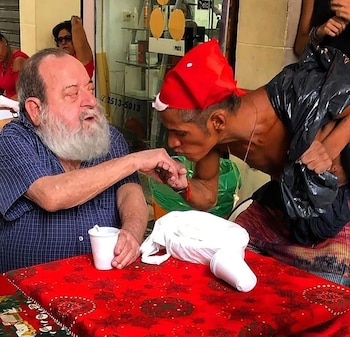 Alfredo en su clásica mesa