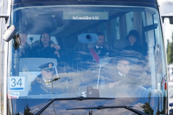 El primer ministro sueco, Ulf Kristersson, junto con el príncipe Carlos Felipe y la princesa de Suecia.