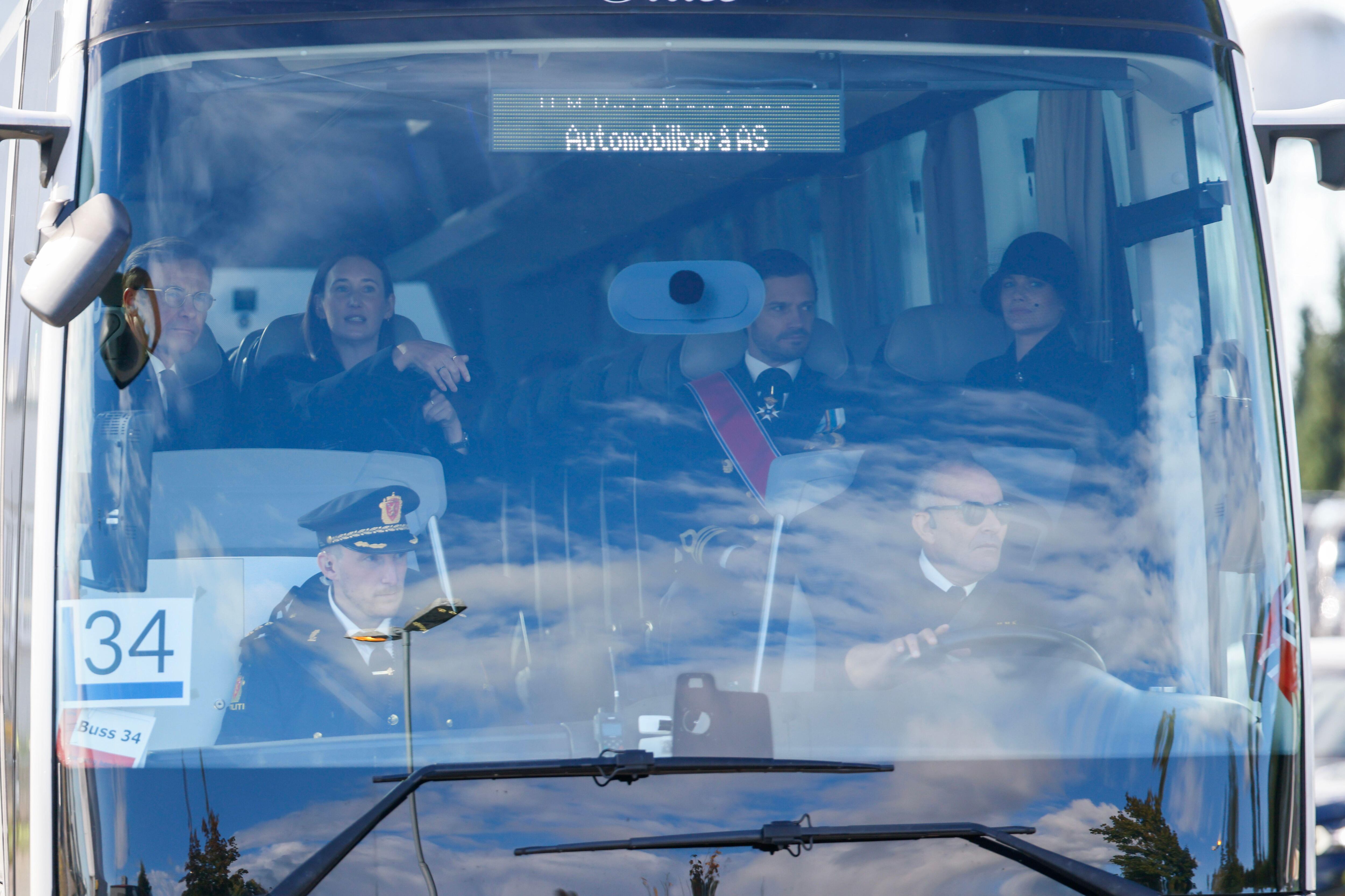 El primer ministro sueco, Ulf Kristersson, junto con el príncipe Carlos Felipe y la princesa de Suecia.