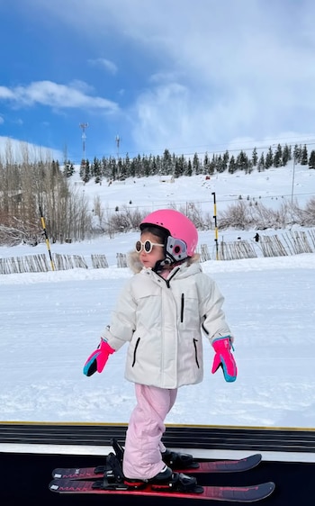 La pequeña debutó en los deportes invernales y llenó de orgullo a la modelo