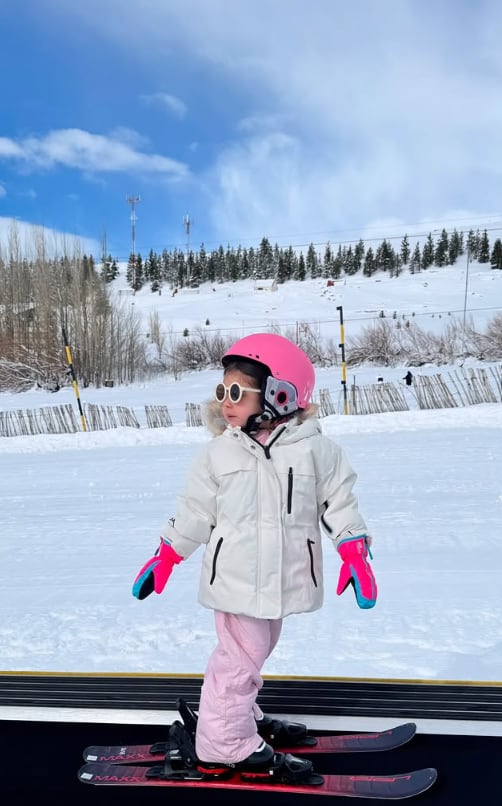 La pequeña debutó en los deportes invernales y llenó de orgullo a la modelo