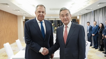 China y Rusia abogan por impedir el "rearme" de Japón y apuestan por reforzar la "cooperación estratégica"