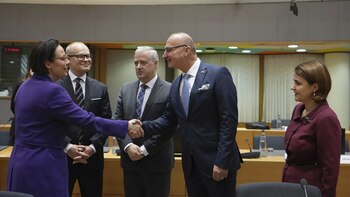 La UE impone sanciones a decenas de funcionarios rusos y apunta a su flota paralela de petróleo y gas