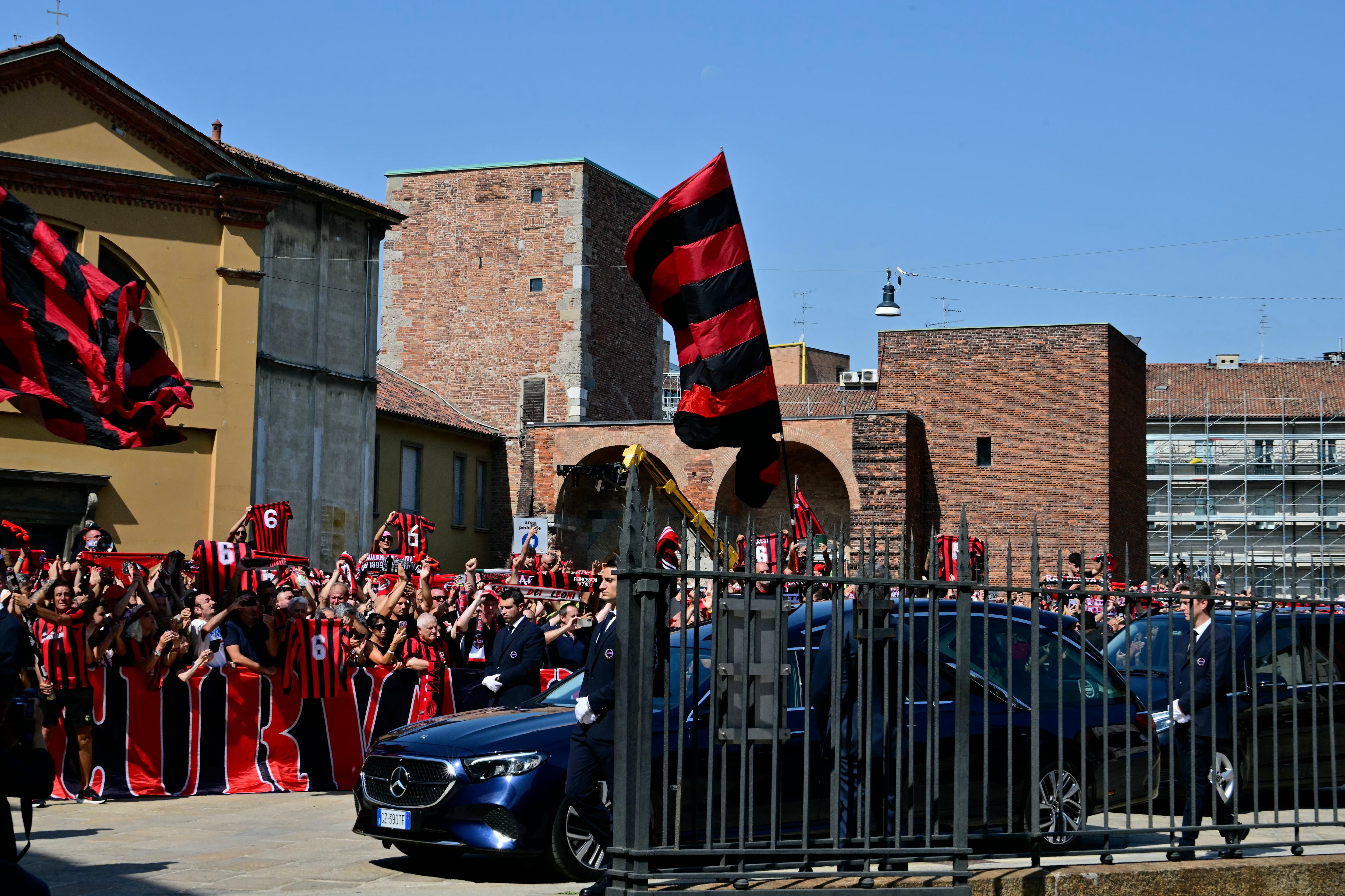 Aficionados del AC Milan se reunieron para el funeral del fallecido futbolista del AC Milan, Franco Baresi, a las afueras de la Basílica de Sant'Ambrogio en Milán (AFP)