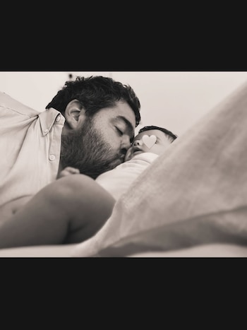 Darío junto a Inés María,