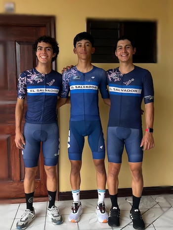 Los ciclistas salvadoreños posan antes de competir en Guanacaste, donde han sido acompañados por la gerente técnica Jhoselin Sánchez./(Federación Salvadoreña de Ciclismo)