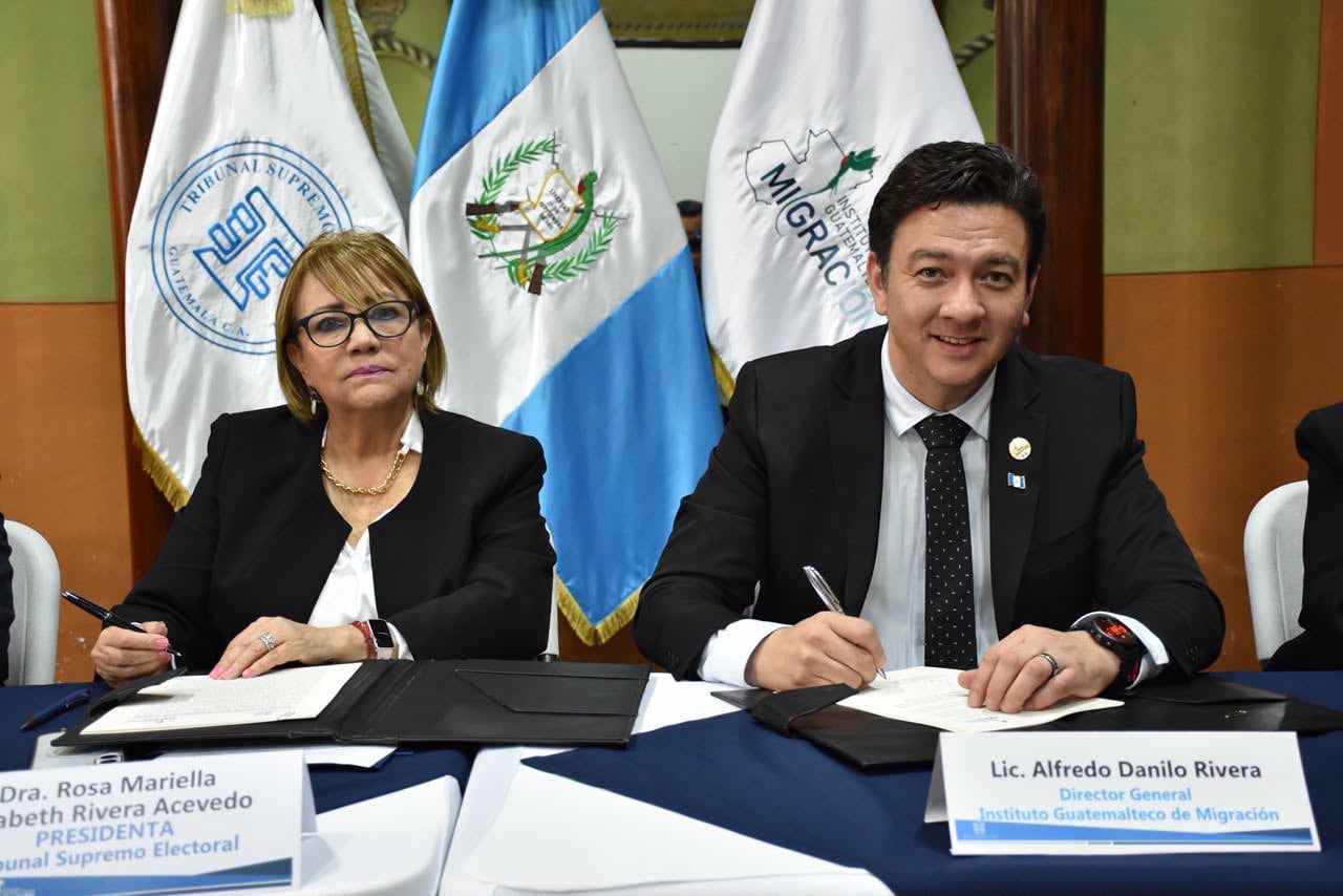 Rosa Mariella Rivera Acevedo y Alfredo Danilo Rivera firman un acuerdo entre el Tribunal Supremo Electoral y el Instituto Guatemalteco de Migración. (TSE Guatemala)