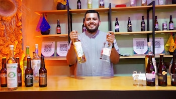 Casa Hecho en Oaxaca instala sedes en Ciudad de México y Guadalajara para exhibir, vender y promover productos y tradiciones del estado. Oaxaca promueve la Guelaguetza como atractivo turístico y plantea que la cercanía con actividades del Mundial impulse viajes hacia el estado. La sede de Casa Hecho en Oaxaca en Guadalajara se ubica en el Museo Cabañas e incluye actividades de promoción cultural y encuentros de negocios. El proyecto abre mercados para empresas y talleres con el distintivo Hecho en Oaxaca, una certificación para productos elaborados en la entidad. Oaxaca busca aprovechar la Copa Mundial de Futbol 2026 para atraer visitantes y proyectar su cultura, gastronomía, artesanía y producción local. (Cortesía Gobierno del Estado de Oaxaca)