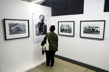 Un invitado observa el trabajo