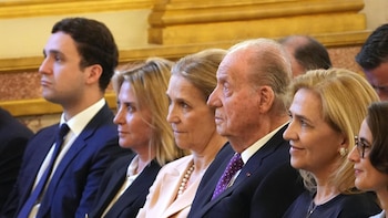 Don Juan Carlos recibe un reconocimiento por su libro en Paris, arropado por sus hijas y por su nieto, Froilán