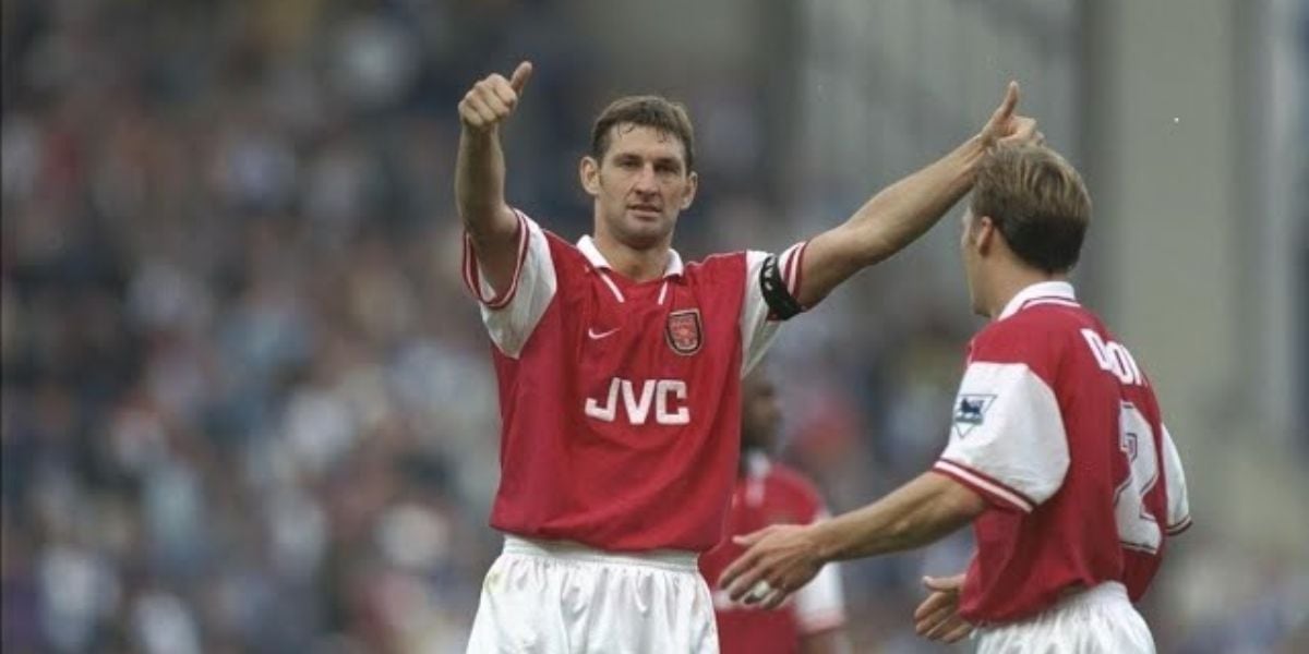 Durante 44 días, Adams mantuvo un consumo excesivo de alcohol, aislándose y llegando al límite en su vida profesional y personal (Captura/YouTube)