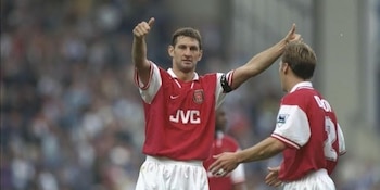 Durante 44 días, Adams mantuvo un consumo excesivo de alcohol, aislándose y llegando al límite en su vida profesional y personal (Captura/YouTube)