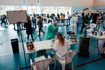 Personal sanitario realiza a la