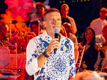 10/08/2026 Antonio Banderas, a corazón abierto en su 66 cumpleaños: confiesa que está deseando ser abuelo.
Antonio Banderas celebra su 66 cumpleaños en uno de los momentos más plenos de su vida. Instalado entre Málaga y sus compromisos internacionales, el actor atraviesa una etapa marcada por la estabilidad personal junto a Nicole Kimpel y por el éxito de sus proyectos teatrales y cinematográficos, especialmente con el Teatro del Soho CaixaBank, convertido en uno de sus grandes orgullos. A ello se suma la excelente relación que mantiene con su hija, Stella del Carmen, fruto de su matrimonio con Melanie Griffith, con quien continúa muy unido a pesar del paso de los años.
EUROPA ESPAÑA SOCIEDAD
STARLITE