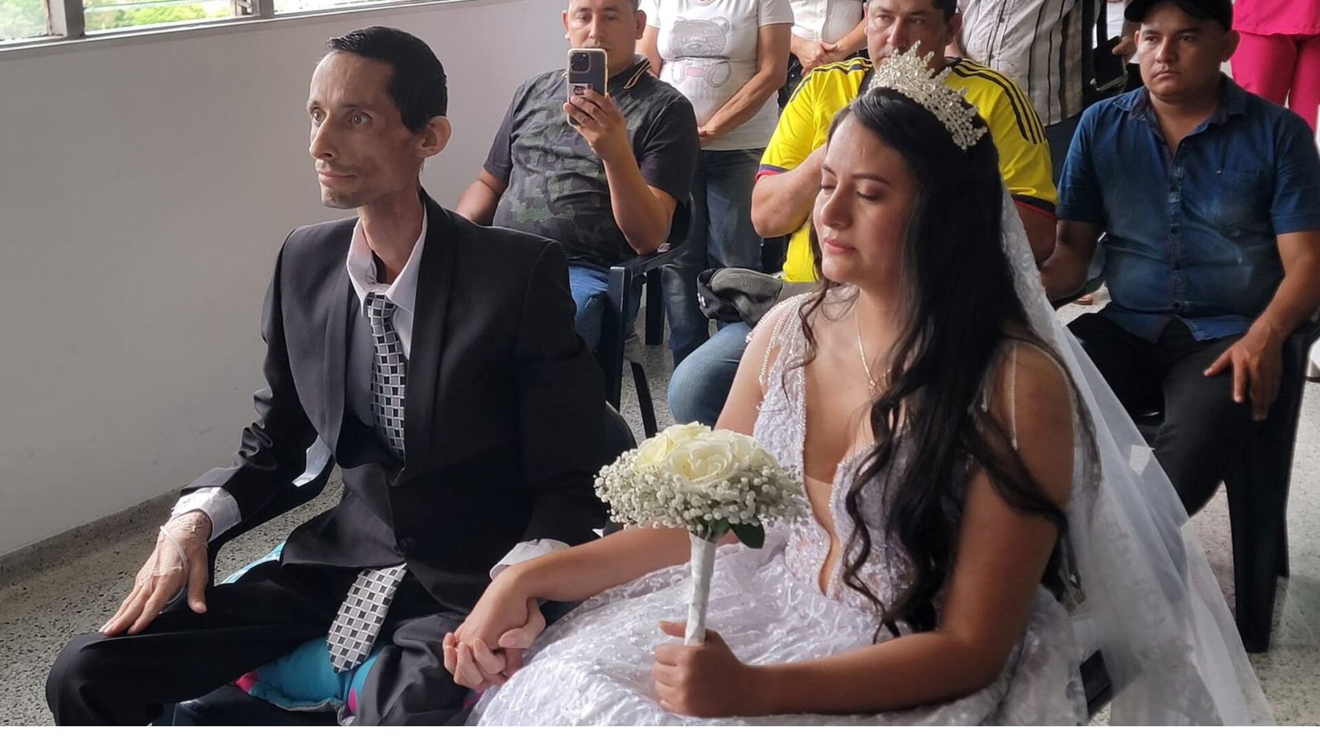 El piso 11 del Hospital Universitario Erasmo Meoz fue testigo de la boda de Fabio Alexander Rangel Pinto y Leidy Paola León Rangel, una unión celebrada entre familiares y personal asistencial - crédito @ese_huem/ X