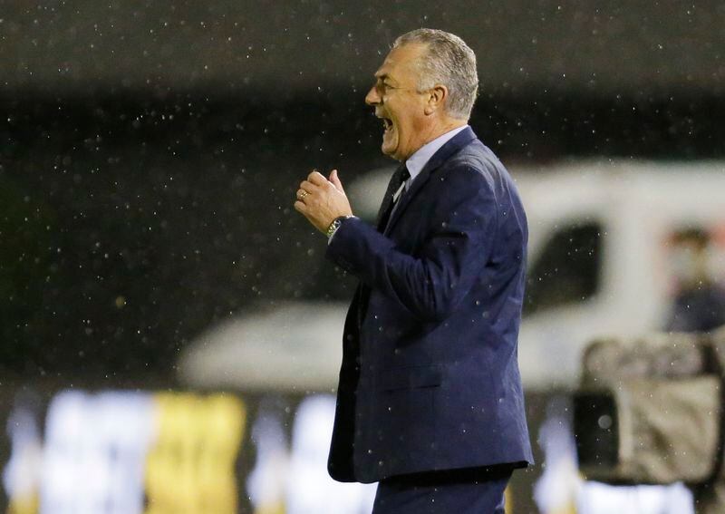 El técnico de Paraguay, Gustavo Alfaro, gesticula durante un partido contra Ecuador por la eliminatoria Sudamericana clasificatoria al Mundial 2026 en el estadio Antonio Aranda de Ciudad del Este, Paraguay, 24 de marzo, 2022. Crédito: REUTERS/César Olmedo
