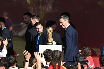 El presidente del Gobierno, Pedro Sánchez (d), recibe a los jugadores de la selección española este lunes en el Palacio de la Moncloa tras proclamarse ayer campeones del mundo al derrotar en la final a Argentina. (EFE/ Fernando Villar)