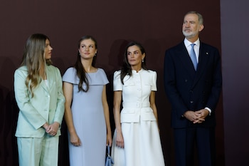 El rey Felipe VI, la reina Letizia, la princesa Leonor y la infanta Sofía durante la firma del papa León XIV (no en la image) en el libro de honor antes de la misa del Corpus Christi en Cibeles este domingo, en Madrid. (EFE/ Chema Moya).