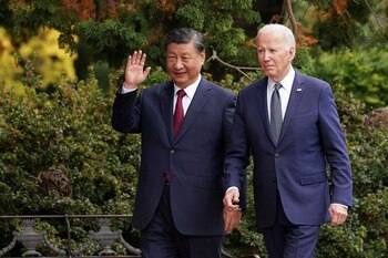 Biden busca proteger de los intereses chinos a sectores estratégicos para la economía y seguridad del país (REUTERS)