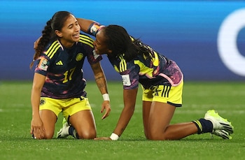 Carolina Arias y Daniela Caracas tras el pitido final del partido entre Colombia y Jamaica por los octavos de final del Mundial femenino. Foto: REUTERS/Hannah Mckay