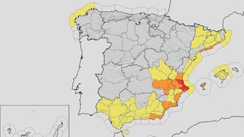 La Aemet activa avisos rojos por lluvias torrenciales en Valencia y Alicante el domingo y el lunes: “Puede derivar en inundaciones y crecidas de cauces”
