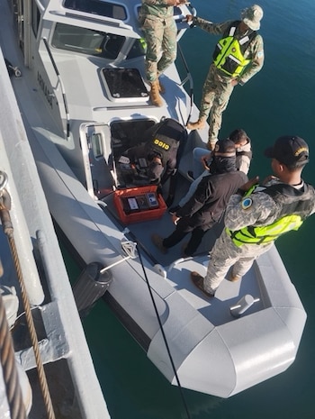 La persecución marítima concluyó a 102 millas náuticas al sur de la isla Beata después de que la embarcación presentó fallas en uno de sus motores - crédito prensa Armada de Colombia