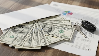 Dinero en efectivo, impuestos y llaves: Un vistazo a la gestión financiera personal - VisualesIA ScribNews