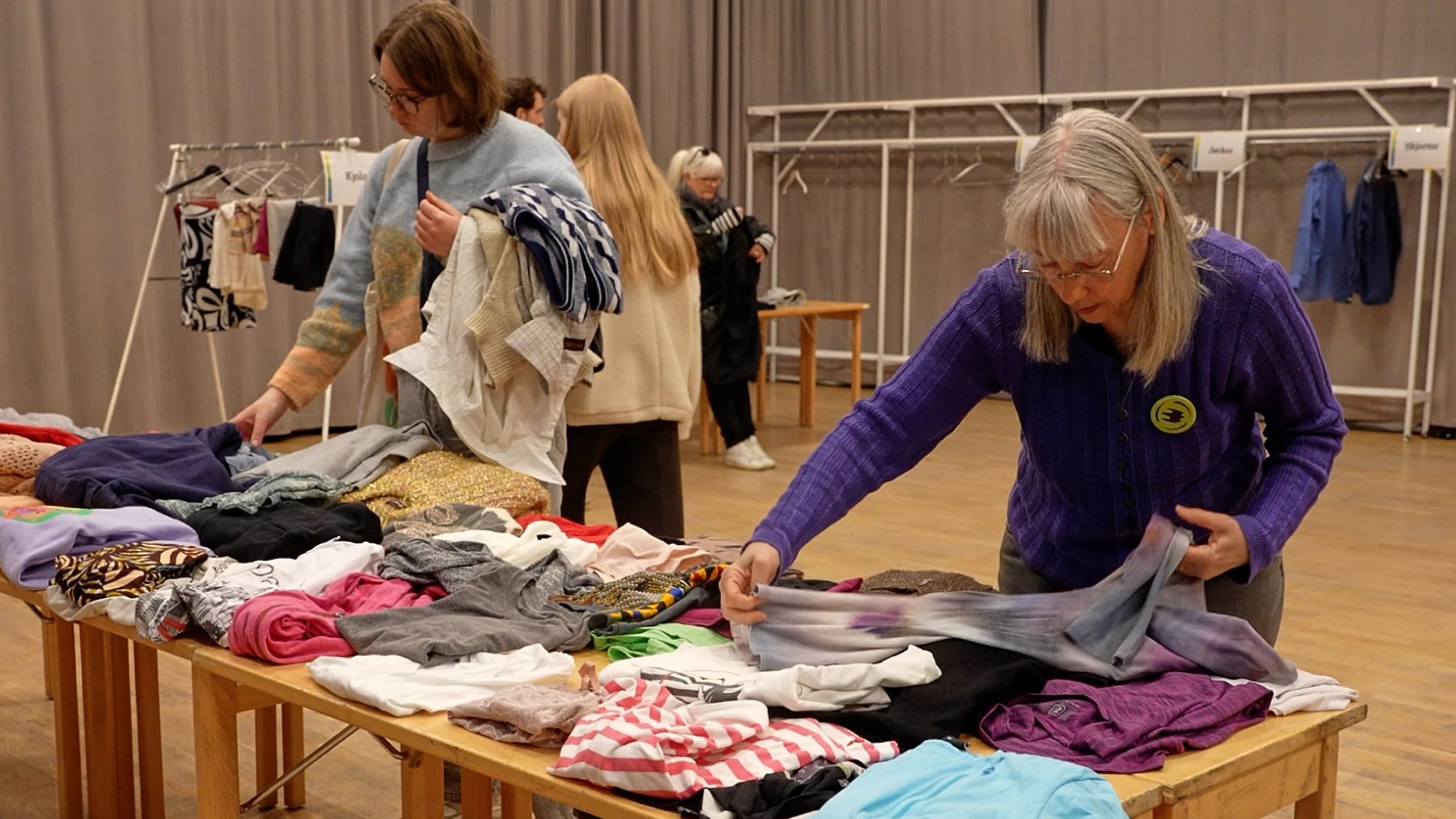 Un número creciente de residentes en Suecia opta por intercambiar prendas usadas para limitar el desperdicio textil y fomentar la conservación (Foto AP: Chisato Tanaka )