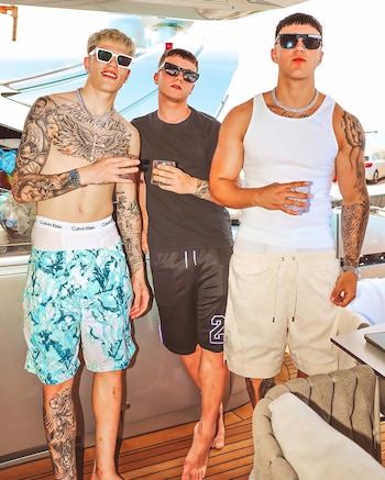 Garnacho posando junto a sus