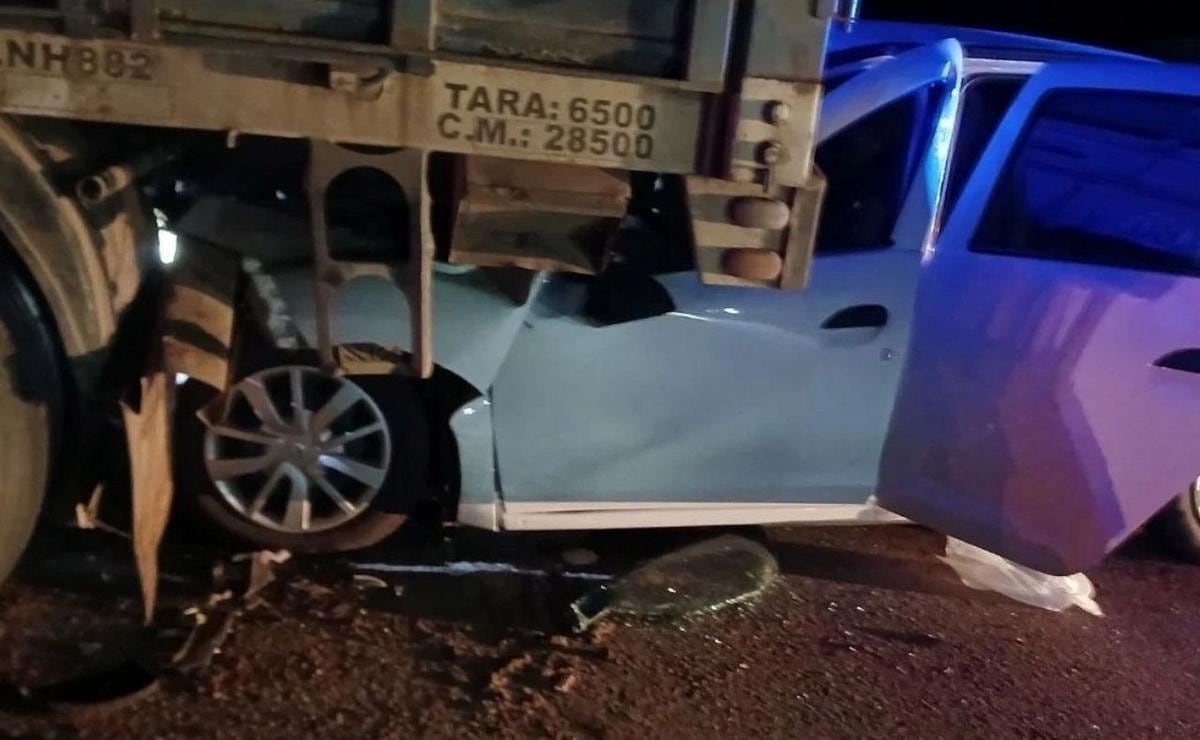 El vehículo quedó incrustado en la parte trasera del camión: fallecieron dos policías (Policía de Santa Fe)