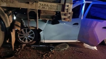Santa Fe: dos policías murieron al chocar de frente con un camión detenido en la ruta 98