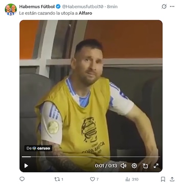 Primer plano del actor Russell Crowe con barba, mirando sombrío, como parte de un meme viral en un tweet. Se aprecian detalles de su rostro y cabello