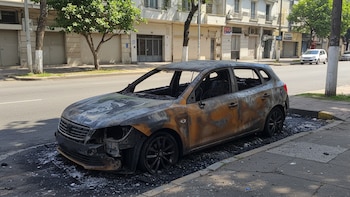 auto, auto quemado, ciudad, día, emergencia. (Imagen Ilustrativa Infobae)