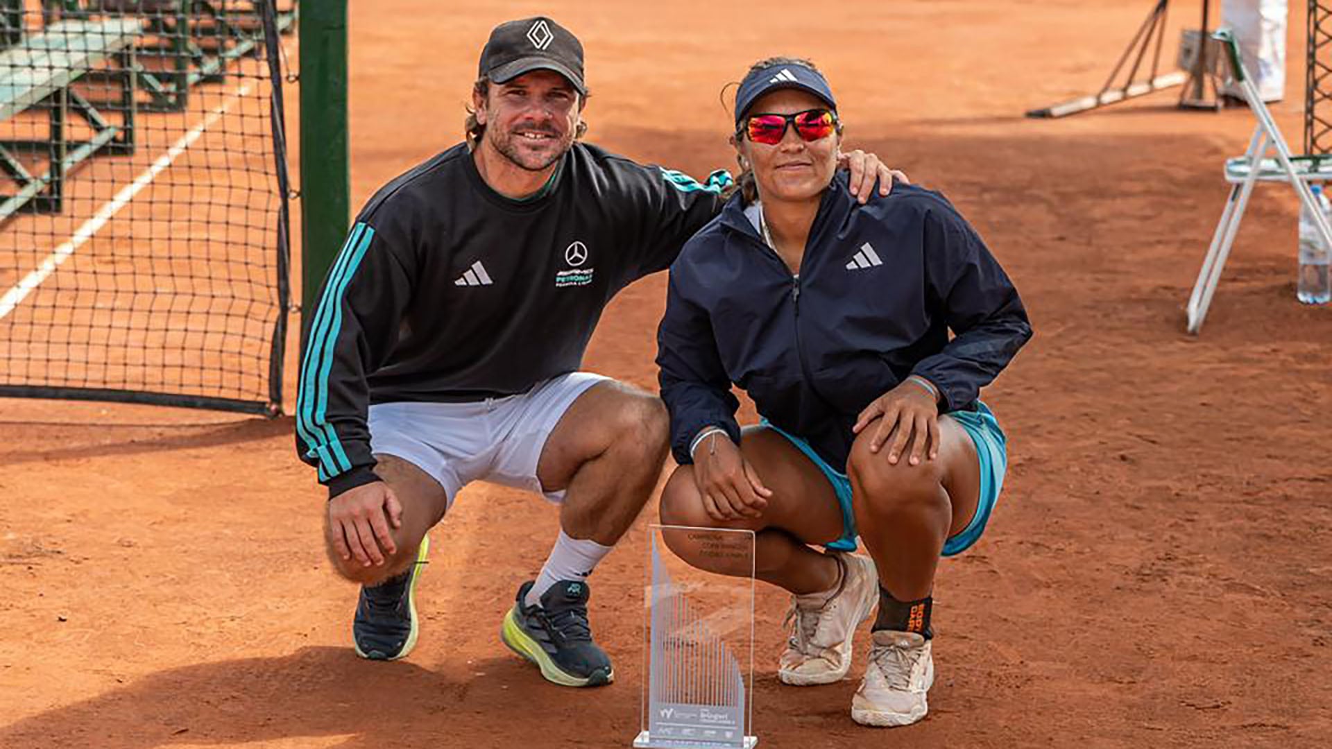 Luisina Giovannini celebra con el trofeo del W35 Junín II