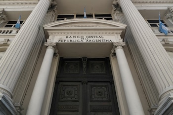 Lo que se dice en las mesas: Mientras el BCRA interviene a futuro, el dólar enciende alertas