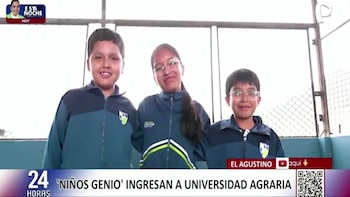 Tres niños, dos varones y una niña, sonríen mientras visten uniformes deportivos. Se observa una barra inferior con textos y un código QR