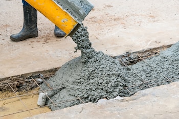 La construcción históricamente trabaja con cemento, no necesariamente porque sea lo más eficiente, sino porque es lo más difundido y lo que está contemplado en los manuales técnicos (Foto: Shutterstock)