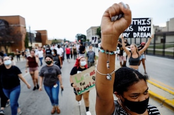 Una mujer levanta el brazo