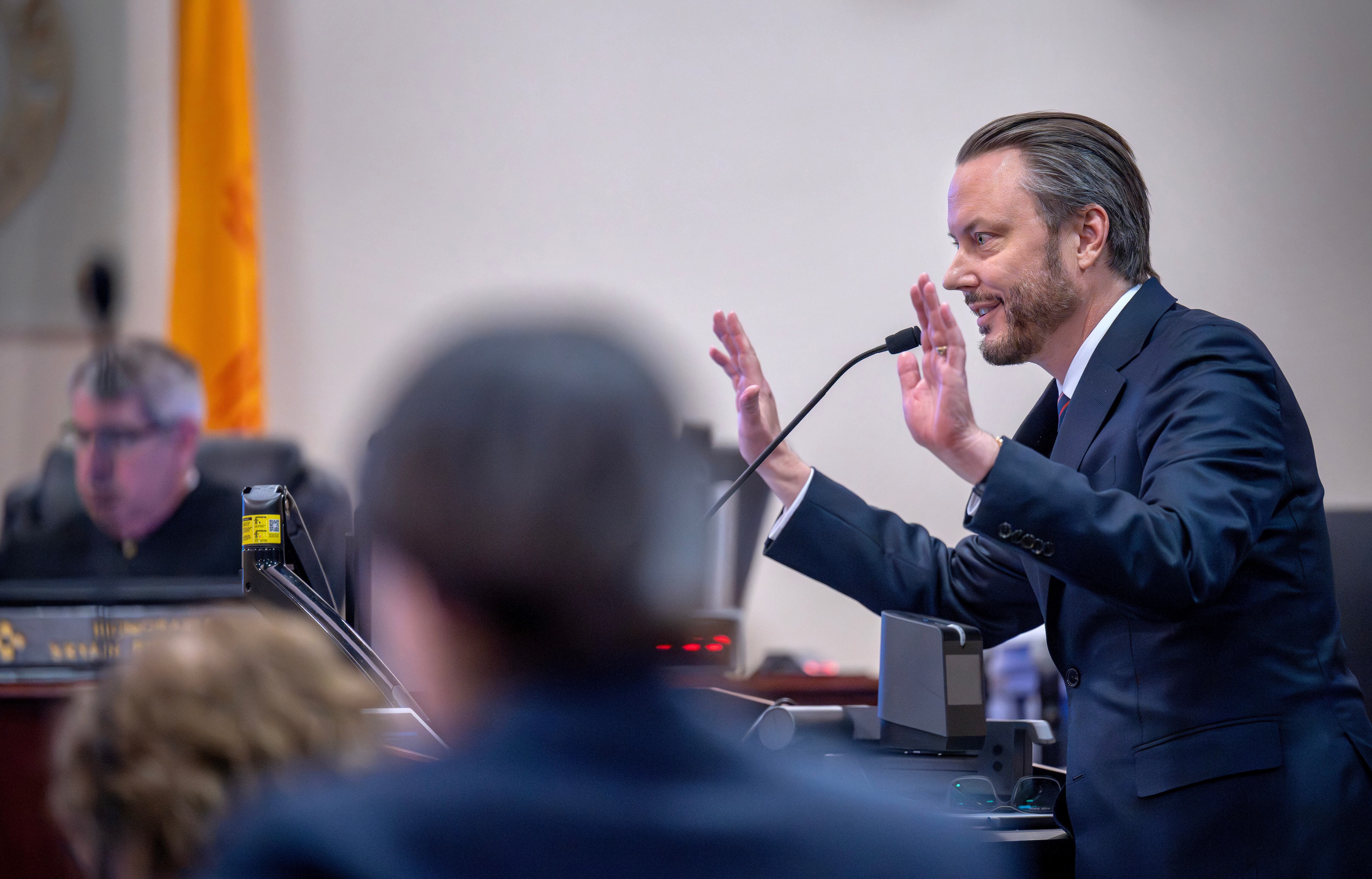 El abogado de Meta, Kevin Huff, pronuncia sus alegatos finales el lunes 23 de marzo de 2026 en un tribunal estatal de Santa Fe (Nuevo México)(Eddie Moore/The Albuquerque Journal vía AP, Pool)