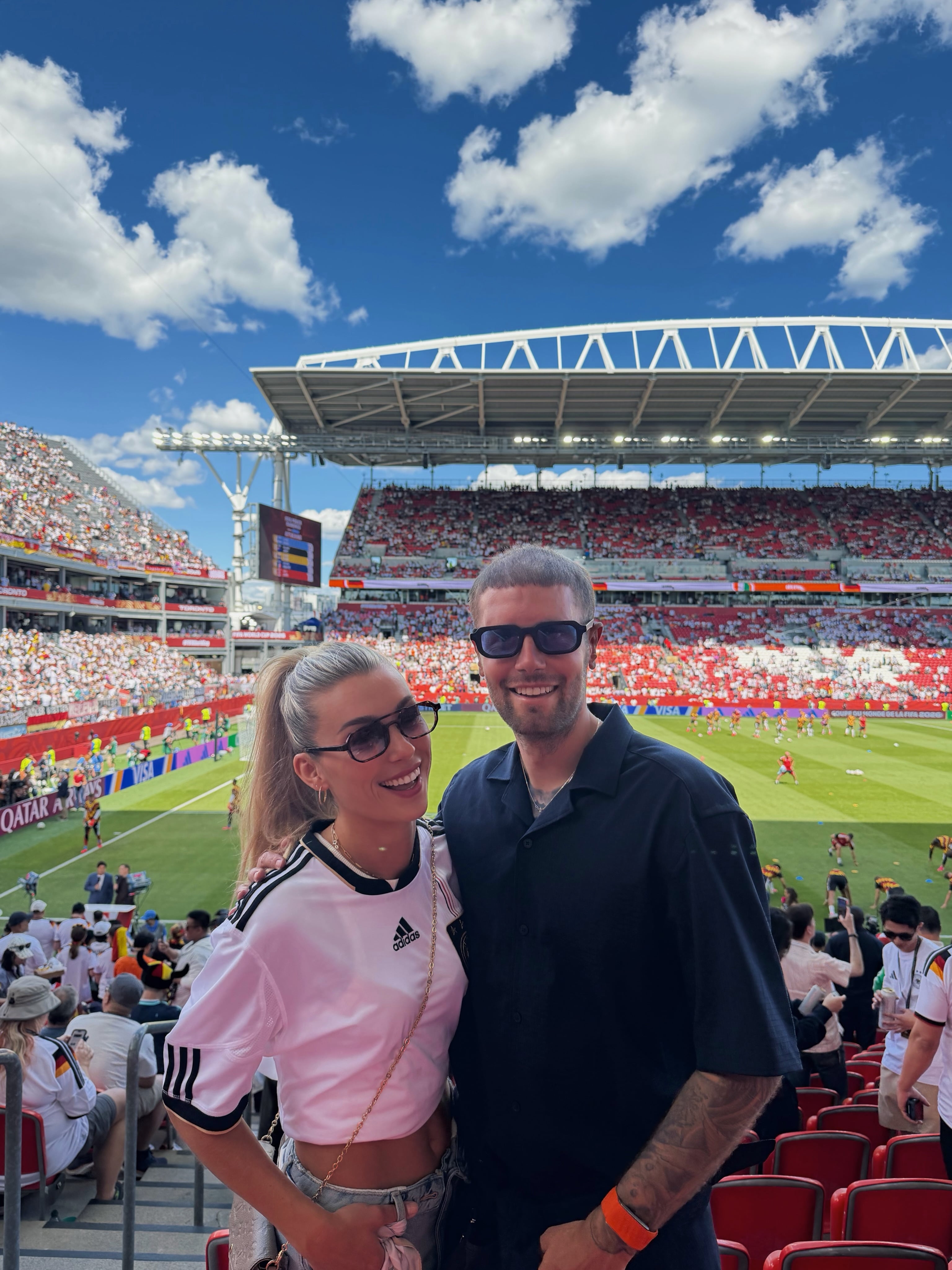 Fabian Hürzeler contrajo matrimonio en secreto con la actriz Anna Karolin Berger durante la fecha FIFA de octubre. En la foto se ve a la pareja durante un partido de la selección de Alemania en el Mundial 2026 (Instagram)