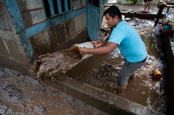 Un hombre saca agua de