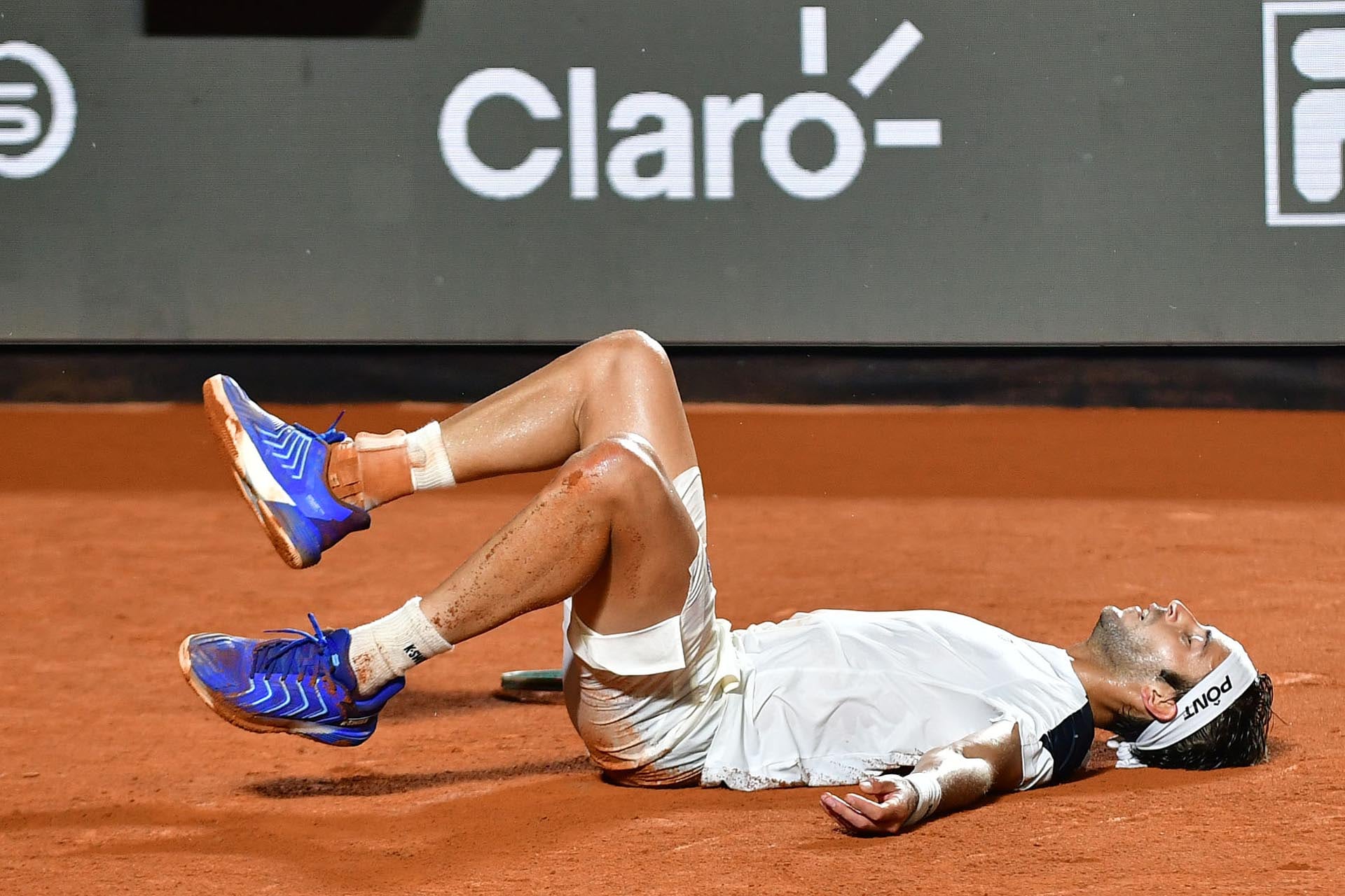 Exhausto y emocionado, Tomás Etcheverry se dejó caer sobre la arcilla tras asegurar la victoria. (Fuente: Río Open)