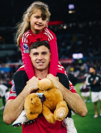 Dibu Martínez durante los festejos de hoy del Aston Villa