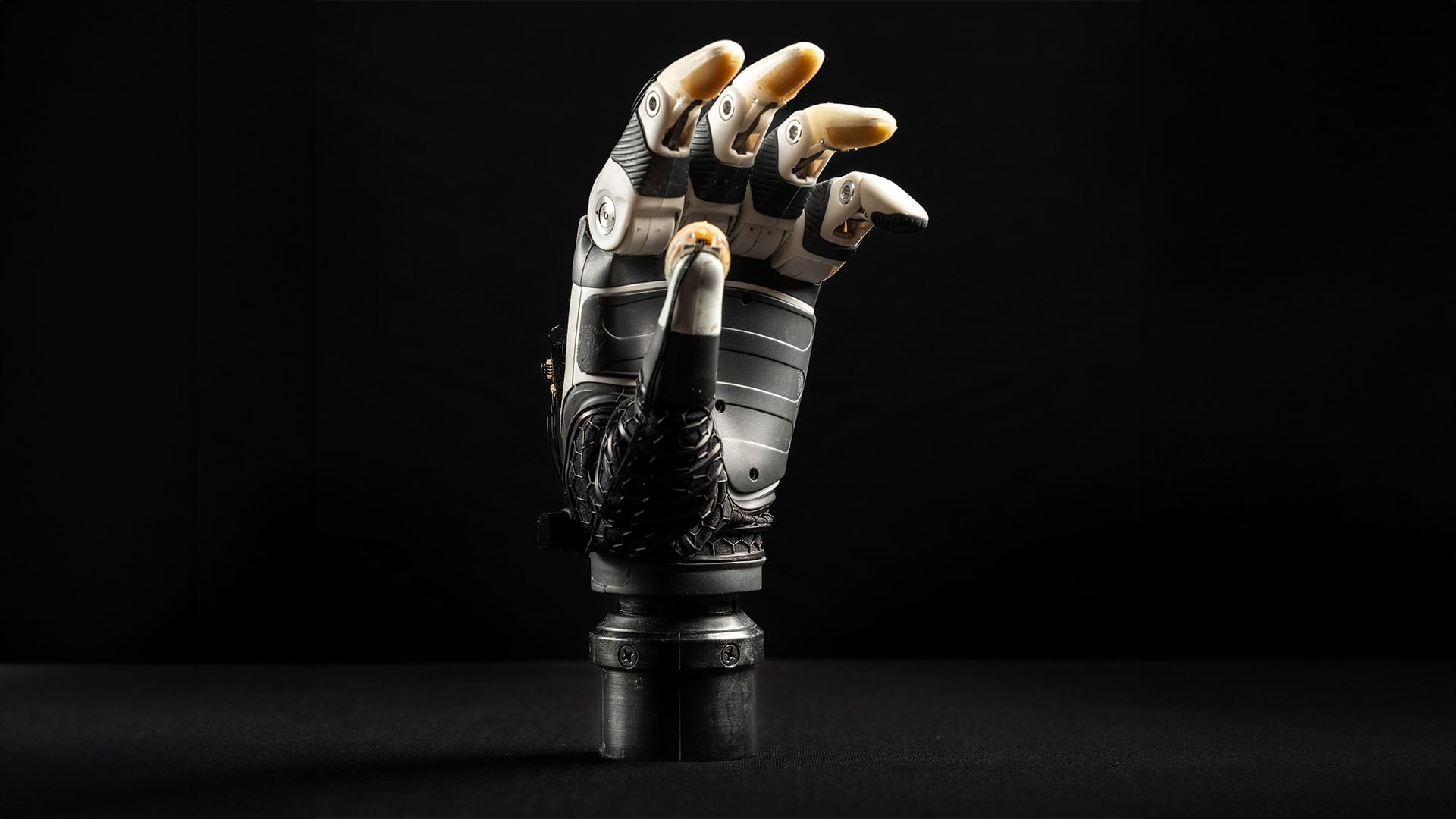 La mano biónica desarrollada en la Universidad de Utah integra sensores inteligentes que permiten sentir y medir fuerza y distancia al agarrar objetos (Utah NeuroRobotics Lab)