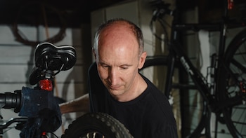 Una lesión cerebral cambió su vida pero no borró lo que aprendió a los 20 años: hoy arregla bicicletas y encontró un nuevo propósito