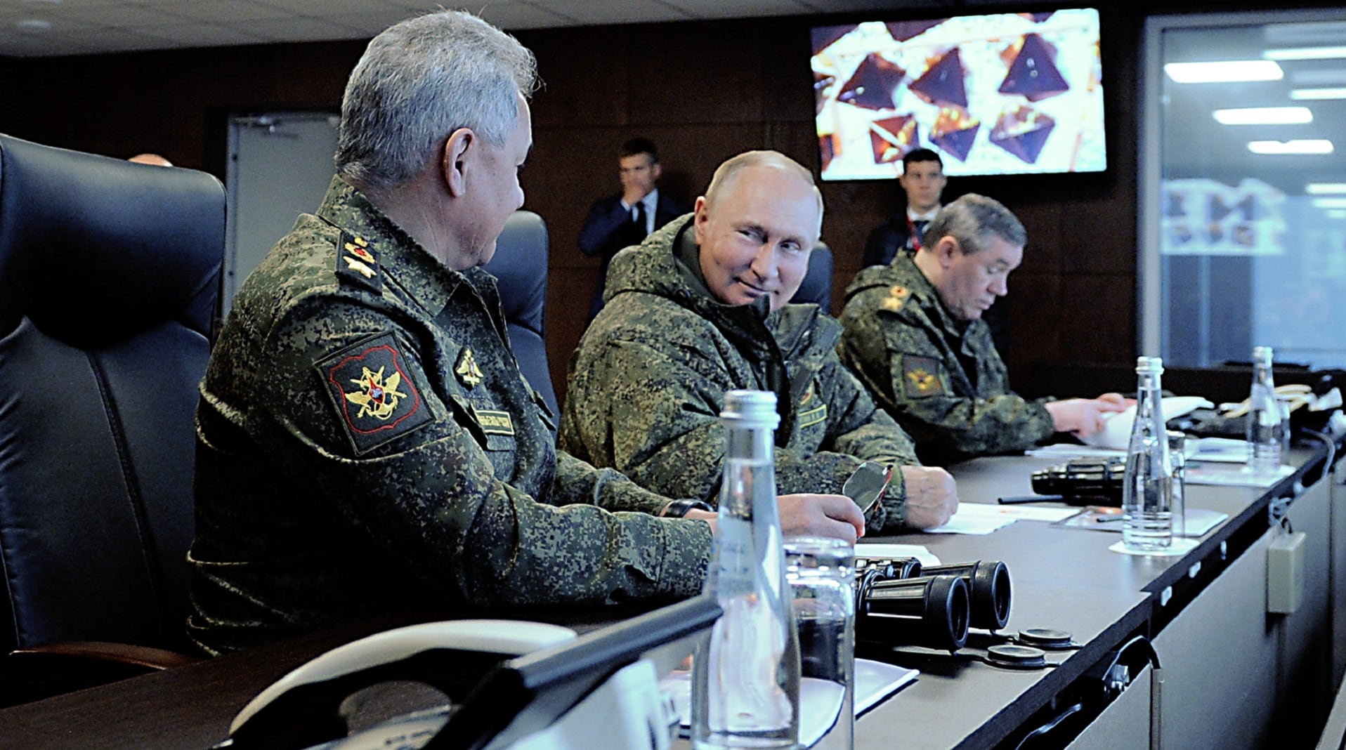 El presidente ruso, Vladimir Putin (centro), acompañado por el ministro de Defensa, Serguéi Shoigú (izquierda), y Valeri Guerásimov, jefe del Estado Mayor General de Rusia, supervisa las maniobras militares
