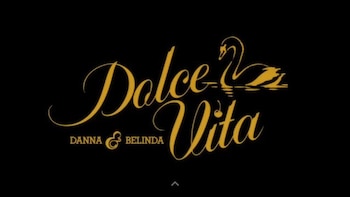 Texto dorado que dice Dolce Vita y Danna y Belinda con el dibujo de un cisne sobre fondo negro